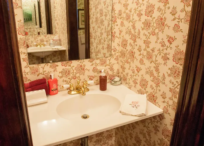 Victorian Rose Garden Hotel 3*